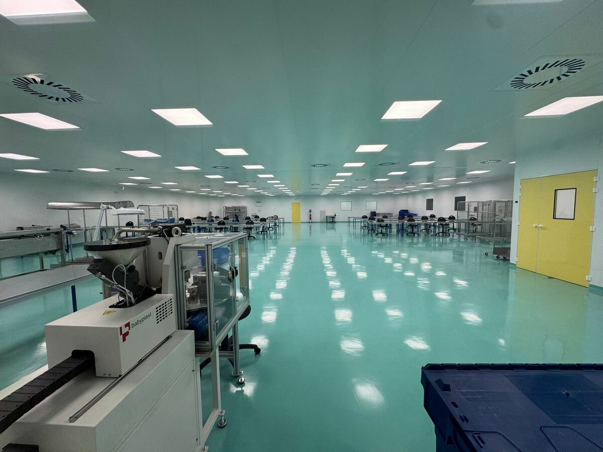 Salle-blanche-ISO7-de-700m²-©-Tous-droits-reserves-Circum-Medtech-Pharma-1