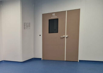 Portes de salles blanches